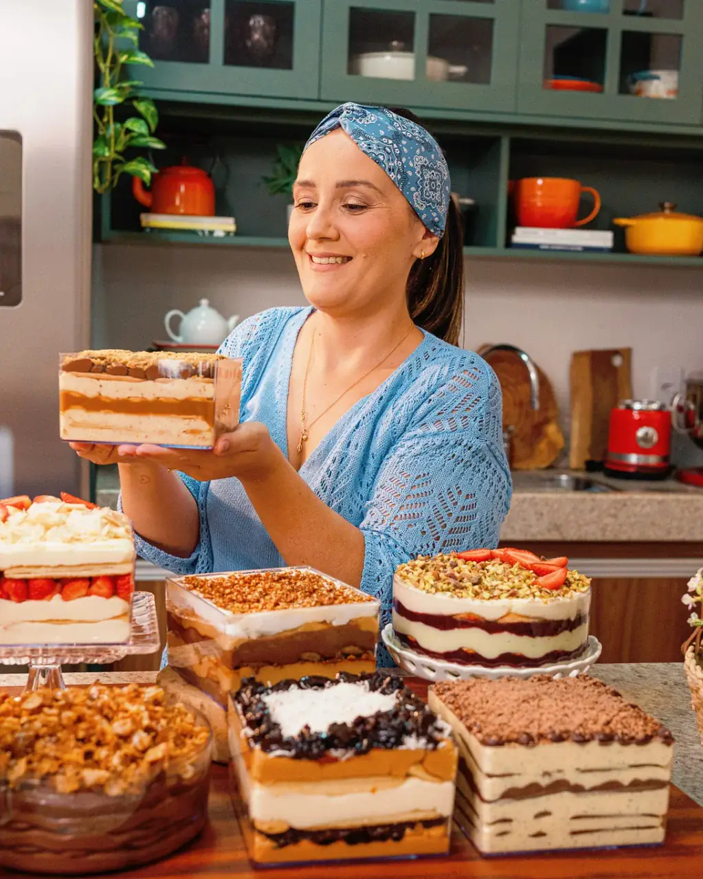 Maíra Covolan, confeiteira, com seus pavês